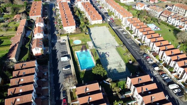 Foto 1 de Casa adossada en venda a Brión de 5 habitacions amb terrassa i piscina