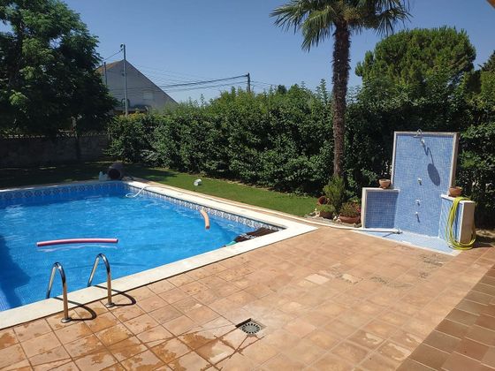 Foto 2 de Chalet en venta en calle De la Concòrdia de 3 habitaciones con terraza y piscina