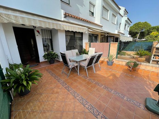 Foto 1 de Casa adossada en venda a avenida Magallanes de 4 habitacions amb terrassa i piscina