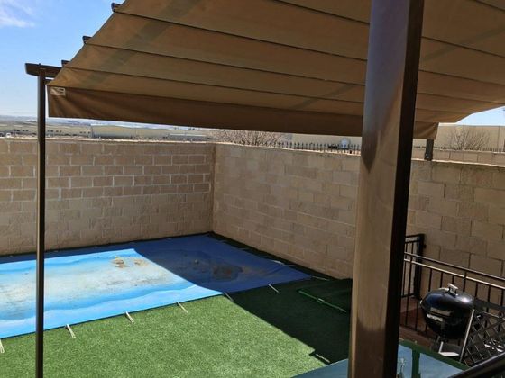 Foto 2 de Venta de casa adosada en Yuncos de 3 habitaciones con terraza y piscina