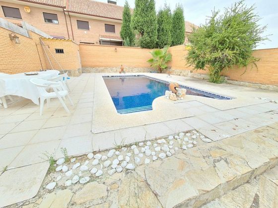 Foto 1 de Casa en venda a Yuncos de 5 habitacions amb piscina i garatge