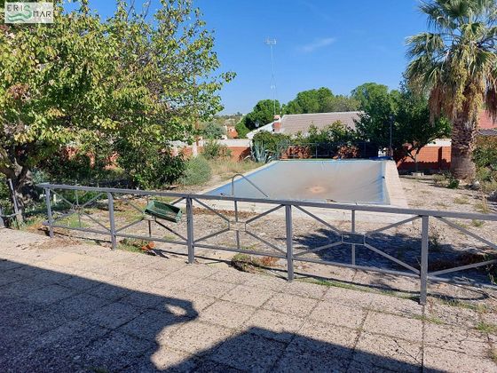 Foto 1 de Venta de chalet en Yuncos de 6 habitaciones con piscina y jardín