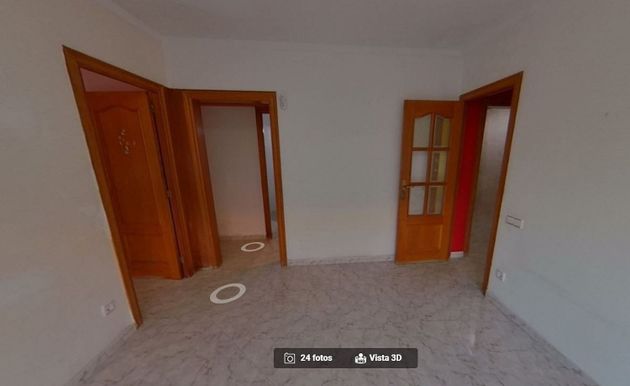 Foto 2 de Piso en venta en Gavarra de 3 habitaciones con ascensor