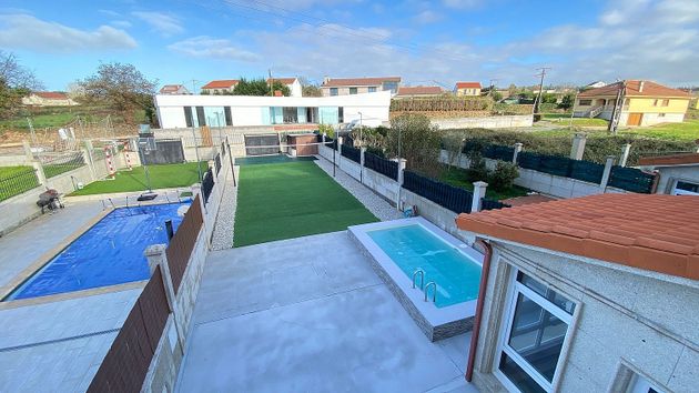 Foto 1 de Casa adossada en venda a Carballo de 5 habitacions amb terrassa i piscina