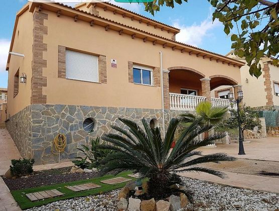 Foto 1 de Chalet en venta en Centro - Roda de Barà de 6 habitaciones con terraza y garaje