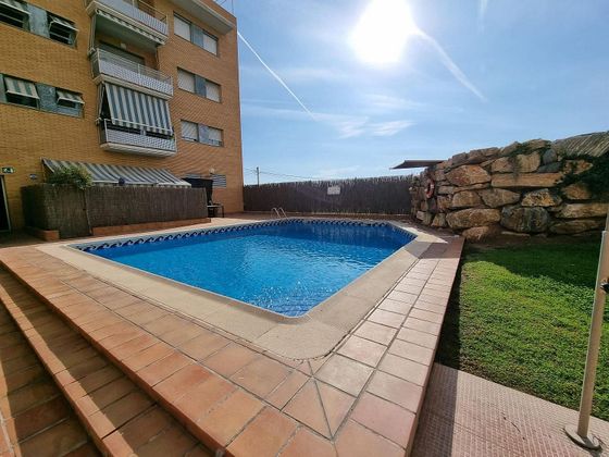 Foto 1 de Piso en venta en Centre - Torredembarra de 2 habitaciones con piscina y jardín