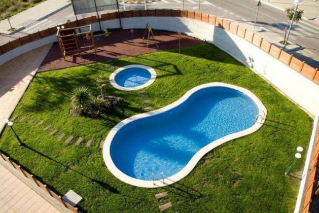 Foto 2 de Ático en venta en Clarà de 3 habitaciones con terraza y piscina