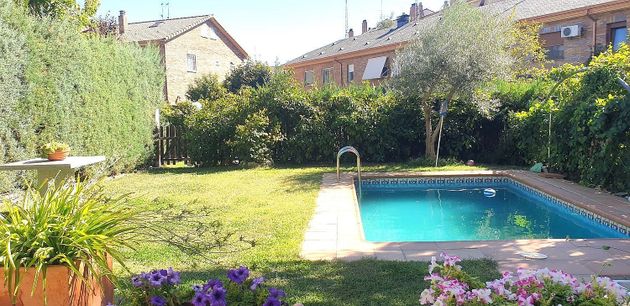 Foto 2 de Venta de casa en Colmenarejo de 4 habitaciones con terraza y piscina