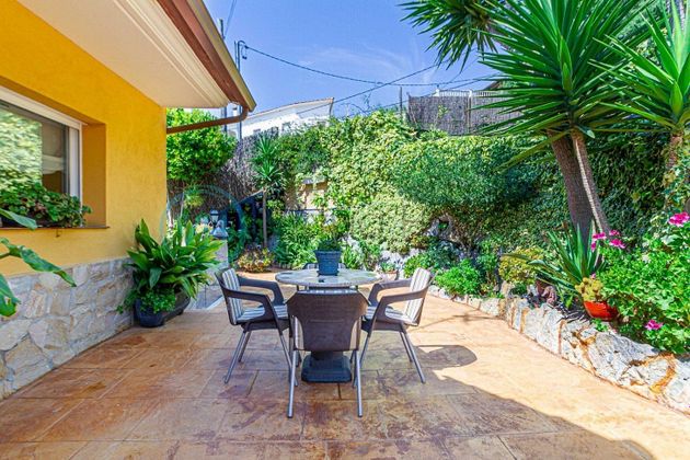 Foto 1 de Chalet en venta en Santa Susanna de 3 habitaciones con terraza y piscina
