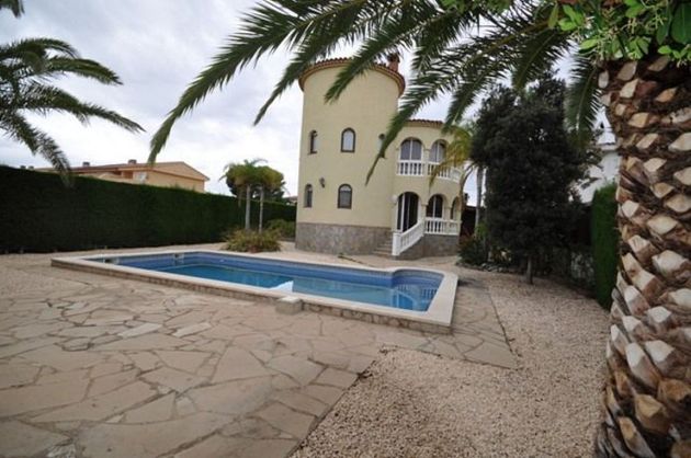 Foto 1 de Venta de chalet en Platja de Mont-Roig de 5 habitaciones con terraza y piscina