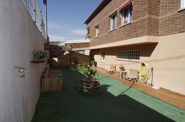 Foto 1 de Casa en venta en Sant Vicenç dels Horts de 6 habitaciones con terraza y jardín
