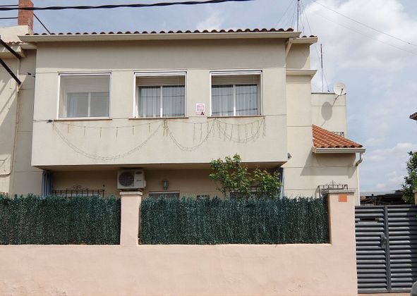 Foto 1 de Xalet en venda a Sant Vicenç dels Horts de 5 habitacions amb piscina i balcó