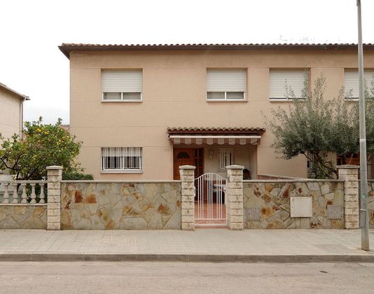 Foto 1 de Casa en venda a Sant Vicenç dels Horts de 4 habitacions amb garatge i balcó