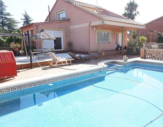 Foto 2 de Chalet en venta en Cervelló de 4 habitaciones con terraza y piscina