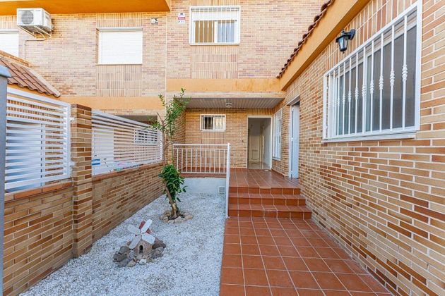 Foto 2 de Casa adossada en venda a Yuncos de 4 habitacions amb terrassa i garatge