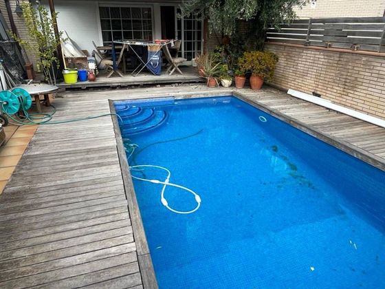 Foto 1 de Casa adossada en venda a calle De Croàcia de 5 habitacions amb piscina i garatge