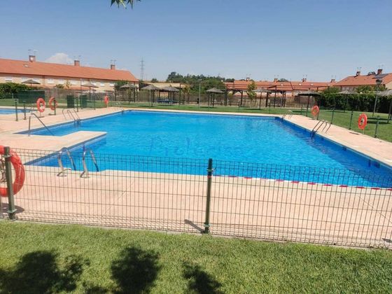 Foto 2 de Casa adossada en venda a Moraleja de Enmedio de 3 habitacions amb terrassa i piscina