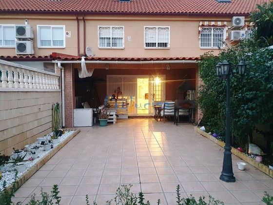 Foto 1 de Casa adossada en venda a Moraleja de Enmedio de 3 habitacions amb piscina i garatge