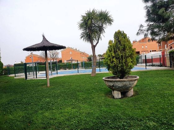 Foto 1 de Casa adossada en venda a Moraleja de Enmedio de 4 habitacions amb piscina i garatge