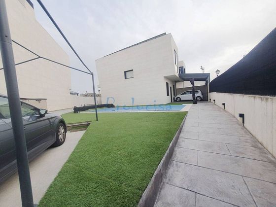 Foto 1 de Casa en venta en Carranque de 4 habitaciones con piscina y garaje