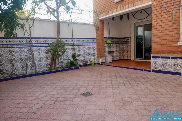 Foto 2 de Casa adossada en venda a Llagosta, La de 4 habitacions amb terrassa i garatge