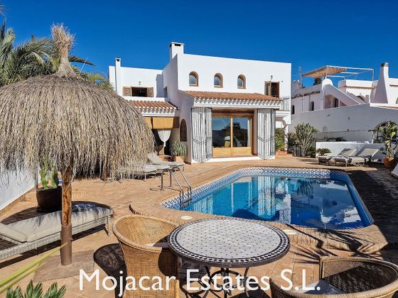 Foto 1 de Xalet en venda a calle Sevilla de 4 habitacions amb terrassa i piscina