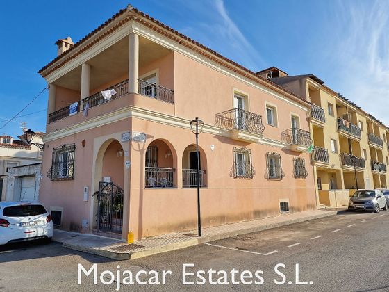 Foto 2 de Casa adossada en venda a calle Las Flores de 5 habitacions amb terrassa i balcó