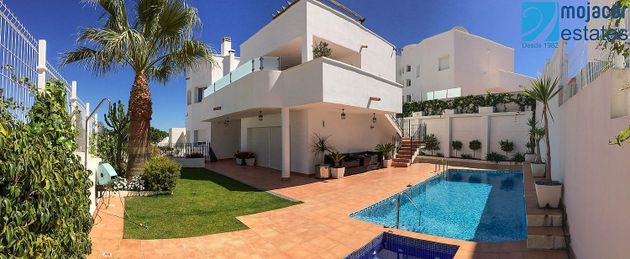 Foto 1 de Xalet en venda a calle Almeria de 5 habitacions amb terrassa i piscina
