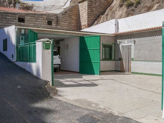 Foto 1 de Casa en venta en Guadix de 3 habitaciones con terraza y garaje