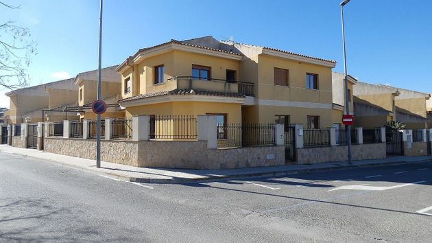 Foto 1 de Casa adossada en venda a calle Dalias de 4 habitacions amb terrassa i garatge