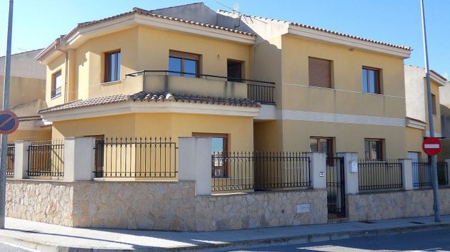 Foto 2 de Casa adossada en venda a calle Dalias de 4 habitacions amb terrassa i garatge