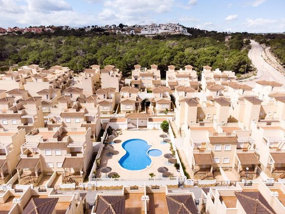 Foto 2 de Casa adossada en venda a calle La Clevilla de 3 habitacions amb terrassa i piscina