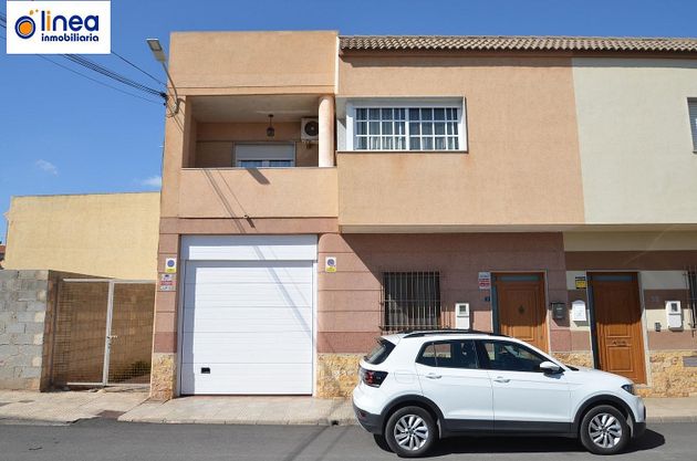 Foto 1 de Venta de casa en calle Epifanio Lupion de 3 habitaciones con terraza y aire acondicionado