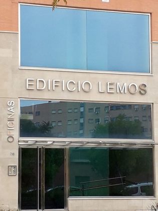 Foto 2 de Alquiler de oficina en avenida Emilio Lemos de 988 m²