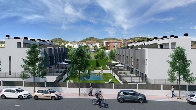 Foto 1 de Venta de casa nueva en calle Lluis Companys i Jover de 3 habitaciones con piscina y jardín