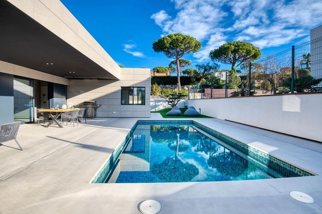 Foto 1 de Venta de casa nueva en calle Ramón Llull de 3 habitaciones con piscina y jardín