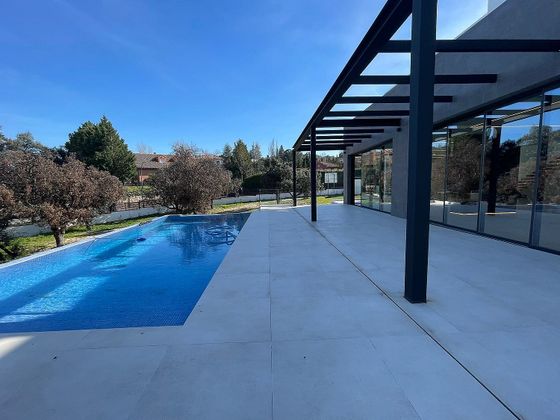Foto 2 de Casa nova en venda a calle Del Ciervo de 5 habitacions amb piscina i jardí