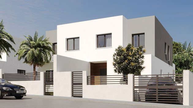 Foto 1 de Casa nova en venda a calle Sant Sebastià de 4 habitacions amb piscina i jardí