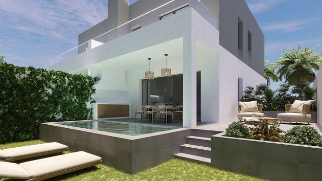 Foto 2 de Casa nova en venda a calle Sant Sebastià de 4 habitacions amb piscina i jardí