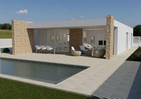 Foto 2 de Casa nueva en venta en calle Montsia de 3 habitaciones con piscina y jardín