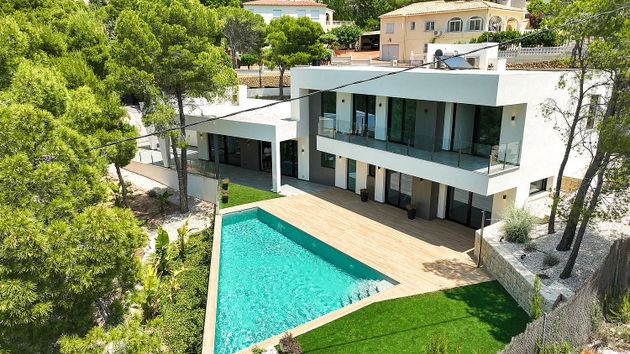 Foto 1 de Casa nova en venda a calle Azalea de 5 habitacions amb piscina i jardí