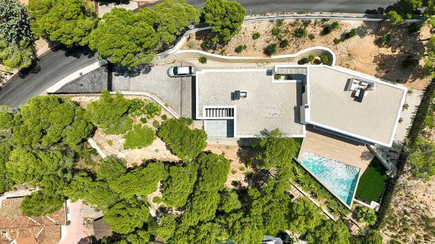 Foto 2 de Casa nova en venda a calle Azalea de 5 habitacions amb piscina i jardí