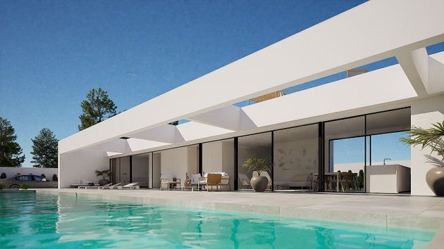 Foto 1 de Casa nueva en venta en calle Los Pirineos de 3 habitaciones con piscina y jardín