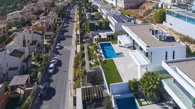 Foto 2 de Casa nova en venda a calle Roma de 7 habitacions amb piscina i jardí