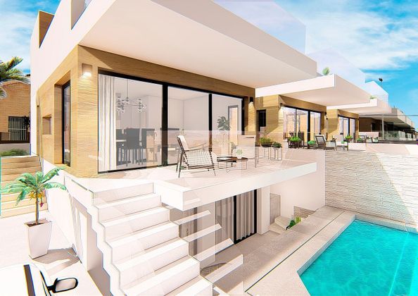 Foto 1 de Casa nova en venda a calle De Alemania de 4 habitacions amb piscina i jardí