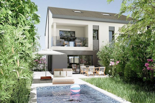 Foto 1 de Casa nova en venda a calle Pinar de Abantos de 4 habitacions amb jardí