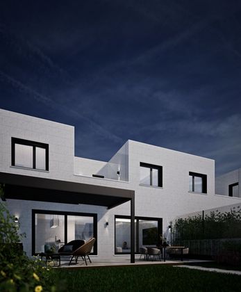 Foto 2 de Casa nova en venda a calle Otoño de 4 habitacions i 302 m²