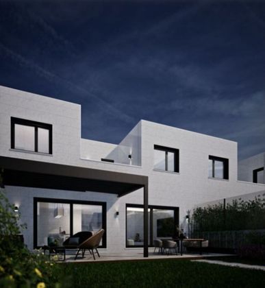 Foto 1 de Casa nova en venda a calle Otoño de 4 habitacions i 302 m²