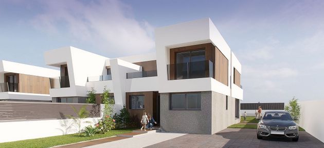 Foto 1 de Casa nova en venda a calle Manzana Plan Parcial El Monte de la Villa de 4 habitacions amb jardí