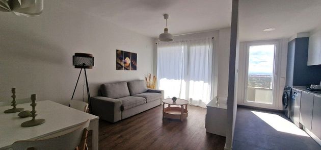 Foto 1 de Pis nou en lloguer a calle Fausti Valentí i Torrejón de 3 habitacions amb aire acondicionat i ascensor